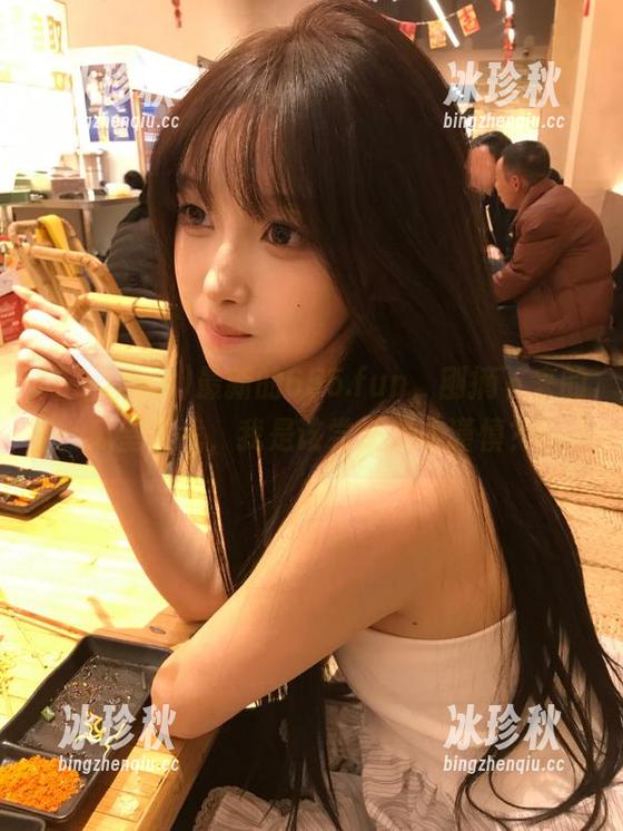 655.fun 最新的655.fun,刚摘下来的瓜望着我,我是该尝还是该谨慎?